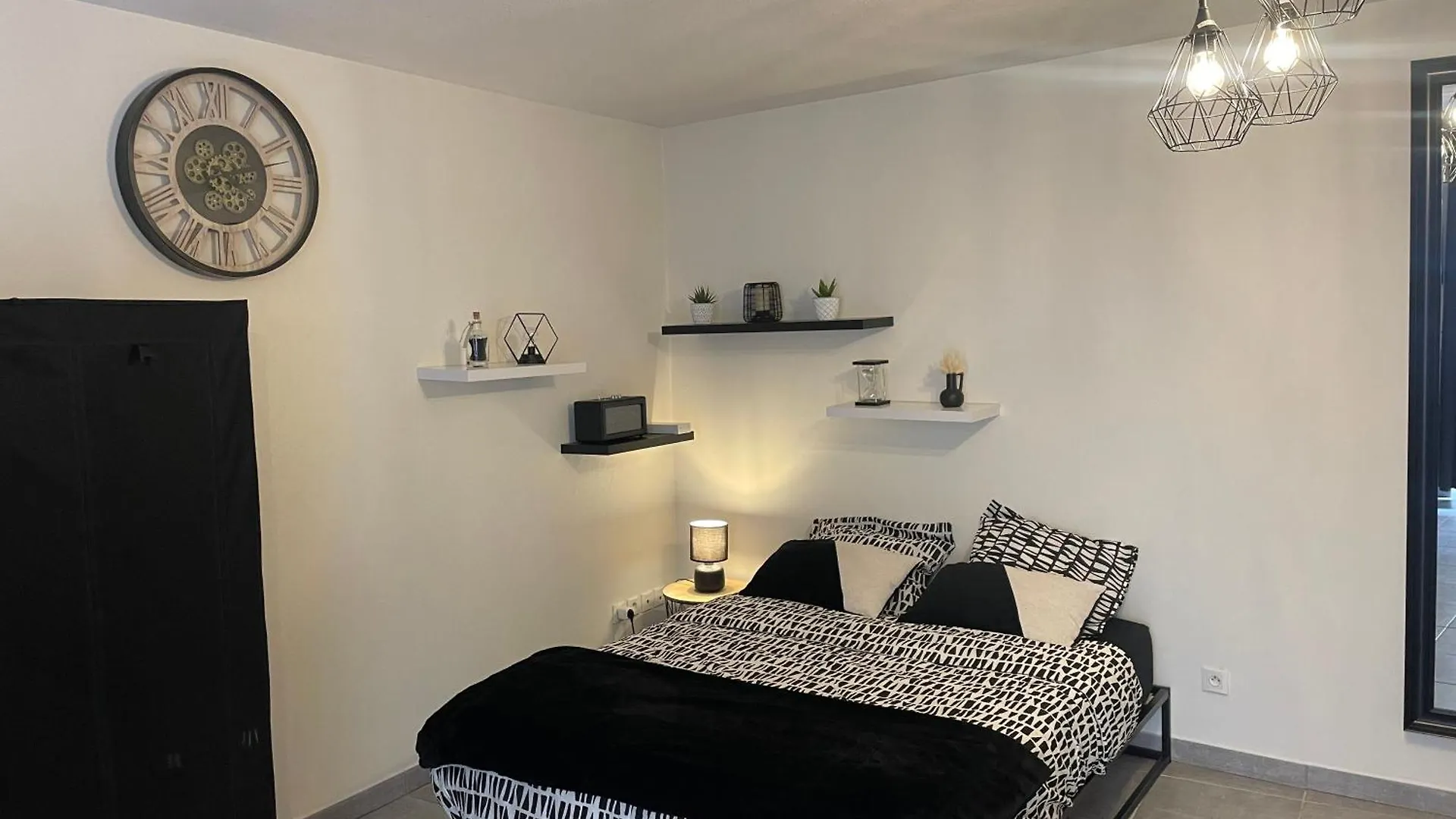 Nid Douillet - Elegant Studio En Plein Centre De Riom 0*,  France